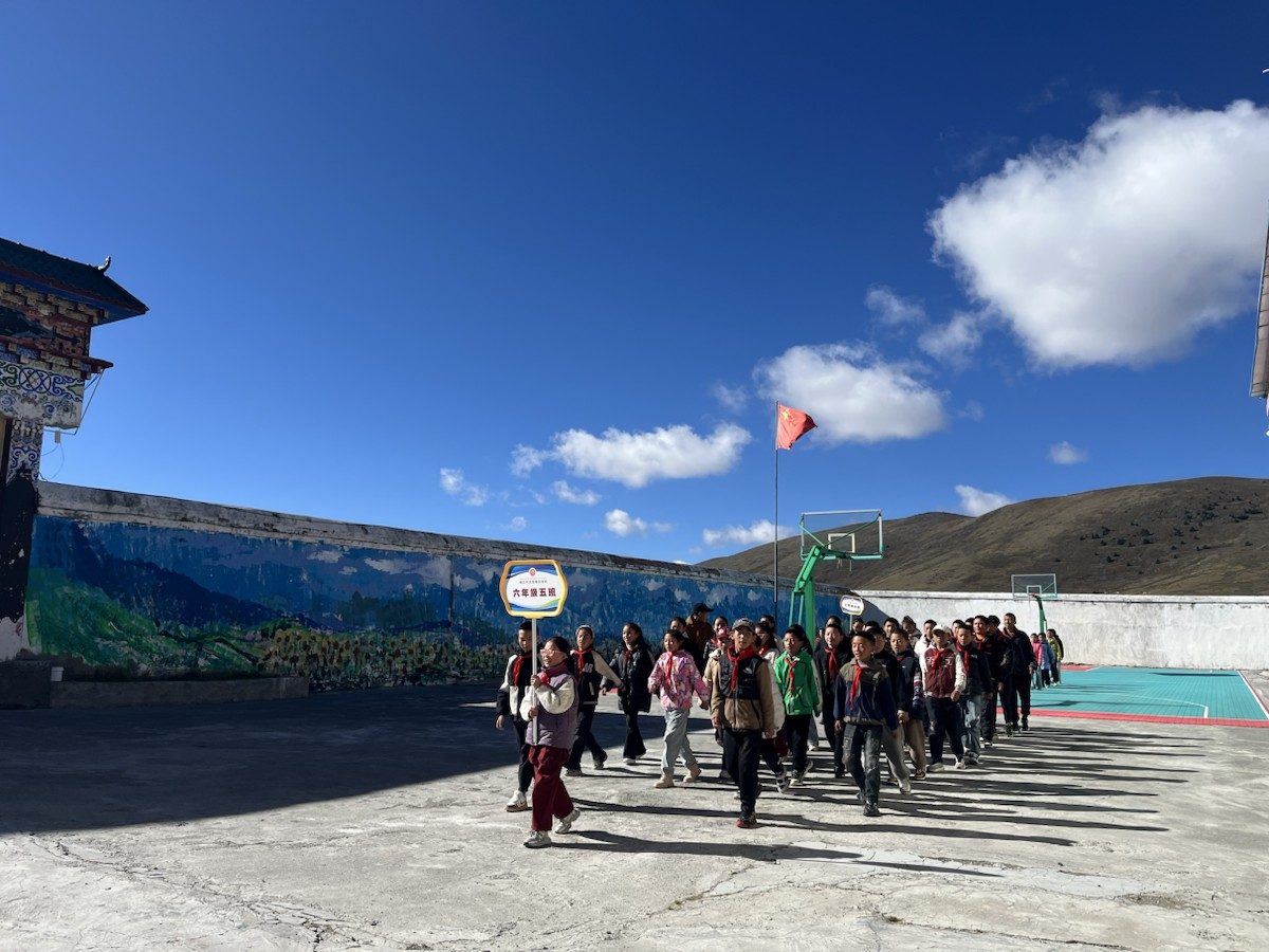 多饒嘎目學校學生在高原校園集合